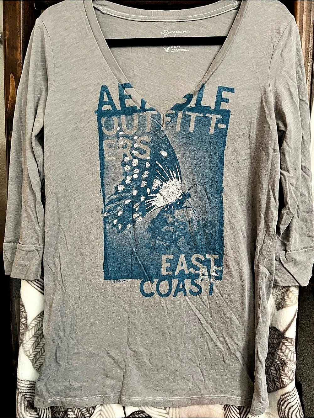 American Eagle Outfitters Graphic Long Sleeve Tee in Gray XL. 3/4 length sleeve.